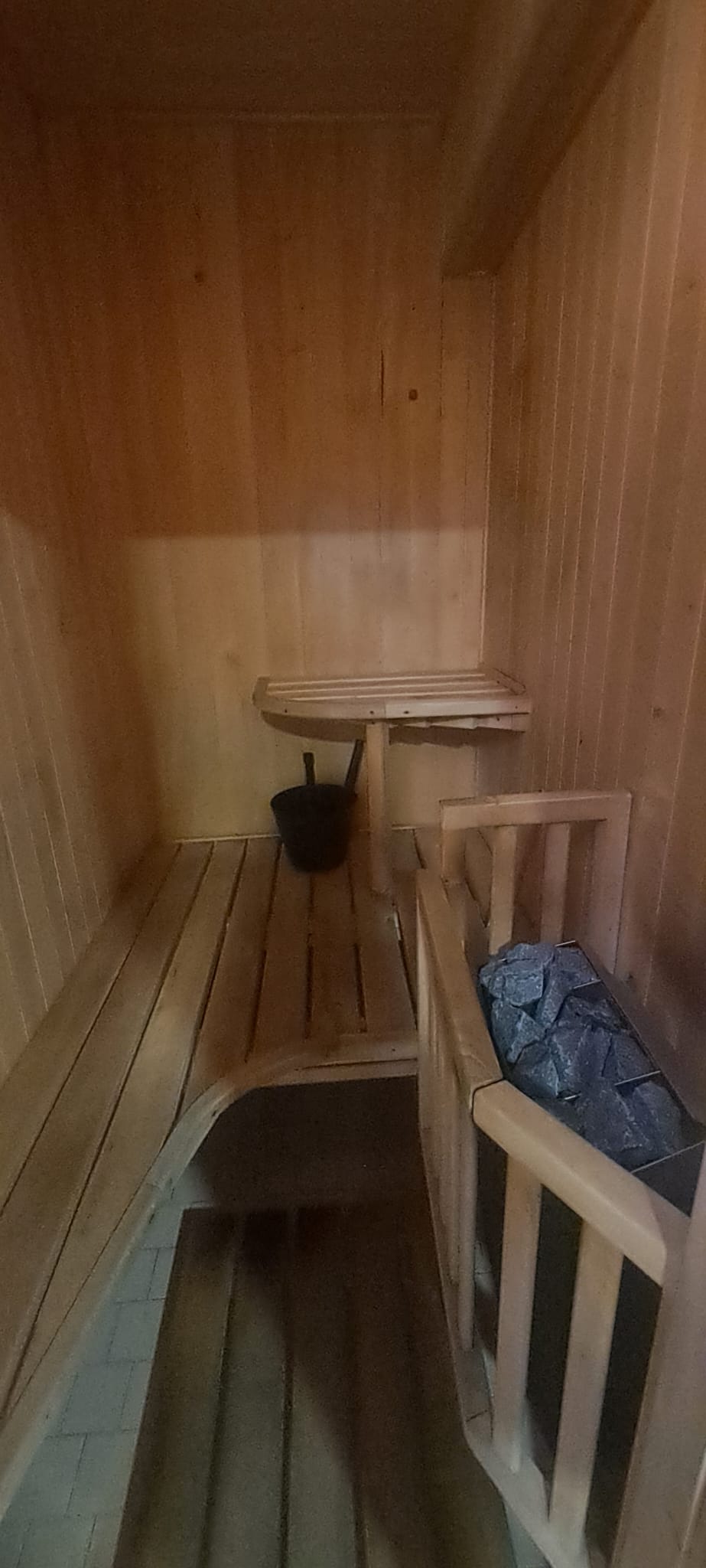 Interiér saunové kabiny s kamny